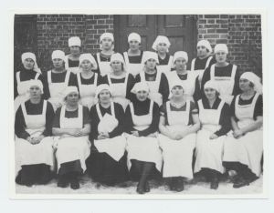 Kodila koolimajas toiduvalmistamise kursusest osavõtjad 1926.a.
