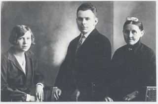 Jaagup Loosalu koos ema Leenu Veide (sünd. Tõnus) ja õe Elise Veidega