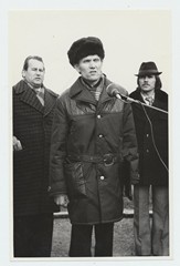 Mihkel Aitsami 100. sünniaastapäeva tähistamine. Kõneleb Vigala Kutsekeskkooli direktorAlbert Zuping, vasakul Endel Asser, paremal Kaljo Toome