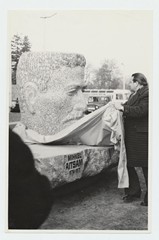 Mihkel Aitsami 100. sünniaastapäeva tähistamine. Endel Asser eemaldab katte monumendilt