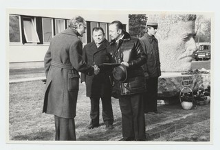 Mihkel Aitsami 100. sünniaastapäeva tähistamine. Endel Asser annab aukirja monumendi autorile Endel Taniloole