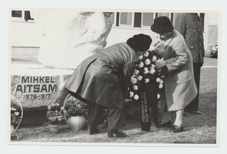 Mihkel Aitsami 100. sünniaastapäeva tähistamine. Olga Naudi pärga asetamas