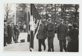 Mihkel Aitsami 100. sünniaastapäeva tähistamine. Kutsekeskkooli õpilased kooli lipuga