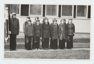 Mihkel Aitsami 100. sünniaastapäeva tähistamine. Vigala 8-klassilise kooli pioneerid esinemas