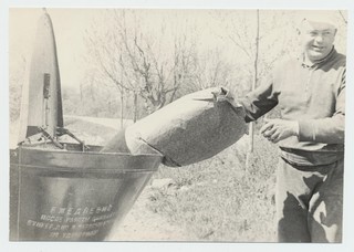 Mahtra sovhoosi töötajad. Traktorist  Eino Treinberg, sotsialistliku võistluse kolme kvartali parim 1969.a.