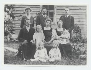 Jüri Pank taga keskel kahe õega (istuvad ees) ja nende perekonnaliikmetega 1910.a.