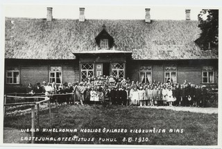 Vigala kihelkonna koolide õpilased kirikumõisa aias lastejumalateenistuse puhul 8.juuni 1930