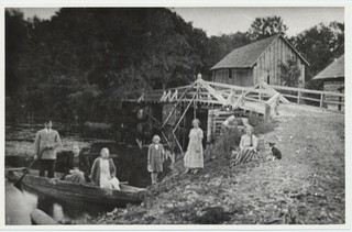 Enge jõe sild sae- ja jahuveskiga Kivi-Vigalas. Lootsikus mölder Jaan neerman oma perega