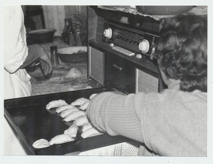 Kokakursused Mahtra sovhoosi lasteaias. Vilma Toomet pirukaid plaadile asetamas