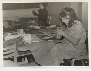 Juuru kultuurimaja korvipunujate ring. Korve punuvad Linda Kivimurd ja Alli Neumann