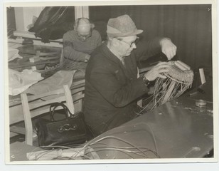 Juuru kultuurimaja korvipunujate ring. Korve punuvad Voldemar Tutt ja Jako Talts (esiplaanil)