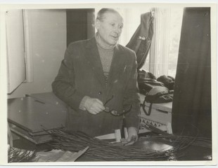 Juuru kultuurimaja korvipunujate ring. Korvipunuja Jakob Talts