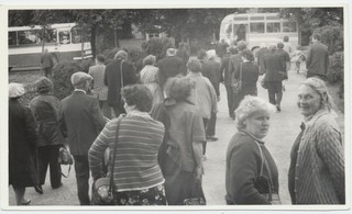 Kodu- uurijate kokkutulek Rapla rajoonis. Kodu-uurijad Juuru k/n õuel enne Tõnu Langi hauale minekut