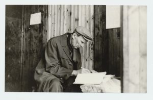 Richard Majak Mahtra muuseumi külalisteraamatusse sissekannet tegemas