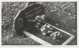 Kodu- uurijate kokkutulek Rapla rajoonis. Mälestuskivi Tõnu Langi haual, mis avati 12.06.1982.a.