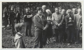 Kodu- uurijate kokkutulek Rapla rajoonis. Muuseumi direktor kõneleb Tõnu Langi haual