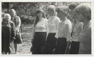 Kodu- uurijate kokkutulek Rapla rajoonis. Juuru Keskkooli õpilased Tõnu Langi haual