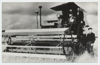 Esimene kombain ühinenud M. Aitsami nim kolhoosis, kombainer Arkadi Oidram