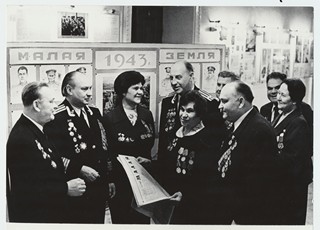NLKP XXV kongressi otsused ellu. "Väikese maa" pärast peetud lahingute veteranid Tallinnas Laevastiku ohvitserid majas L.Brežnevi teost arutamas