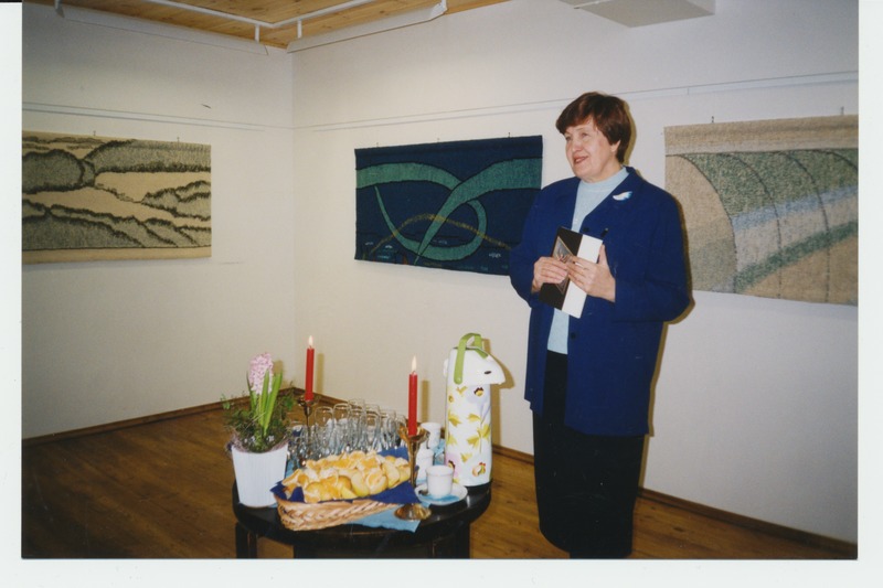 Tiia Schmitte näitust avamas.