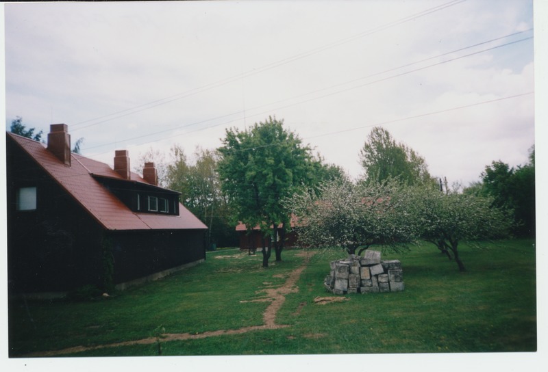 Vaade muuseumile ja kõrvalhoonele 2002 kevadel.