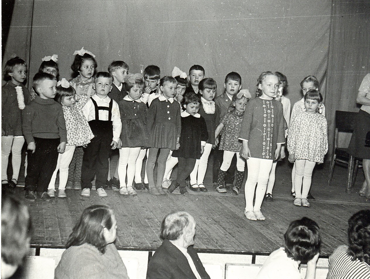 Iisaku rahvamaja mudilasring esinemas, 1960ndate keskpaik