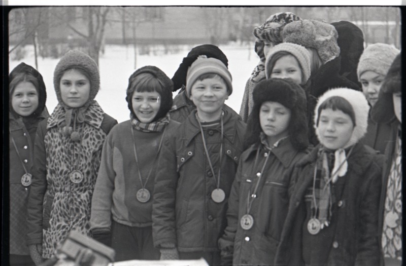 Talvepidu Kreenholmi pargis, poisid medalitega