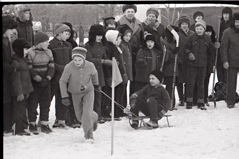 Talvepidu Kreenholmi pargis, laste kelgutamisvõistlused
