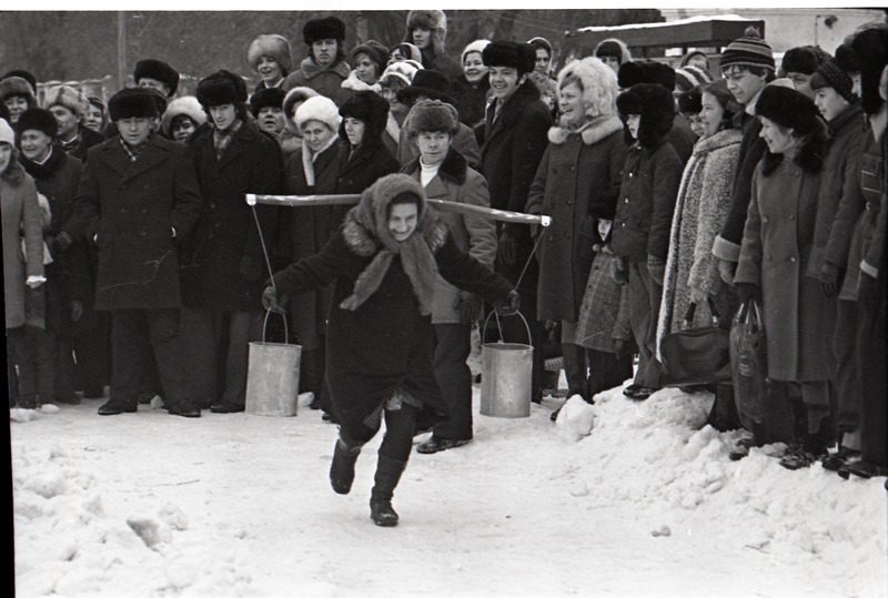 Talvepidu Kreenholmi pargis, naine kaelkookudega kannab vett