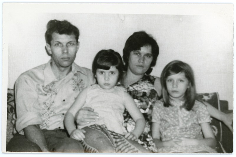 Ljudmilla Lintsen oma pere keskel