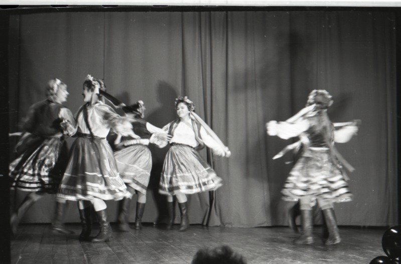 Narva Linnakutsekeskkooli nr.8 taidlejad esinemas