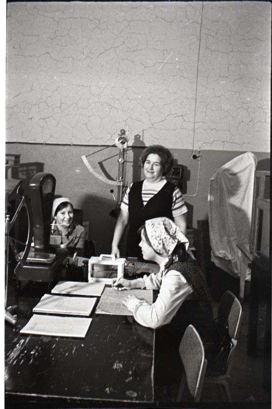 Uue kudumisvabriku laboratooriumis, G.Gudkova koos töötajatega