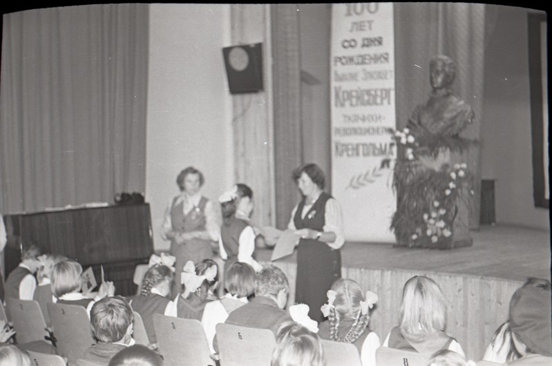 A.Kreisbergi 100.sünniaastapäev, autasustamine, kolm inimest lava ees