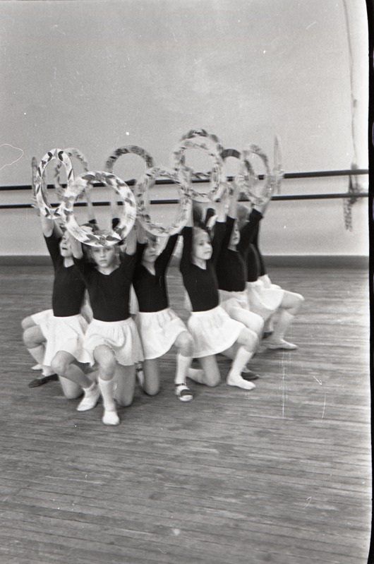 lasteansambel Iskorka tantsuproov, grupp tüdrukuid pärgadega