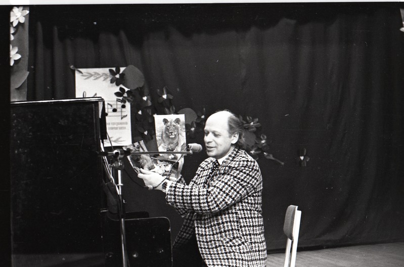 Kohtumine helilooja Gennadi Podelskiga, klaveri juures