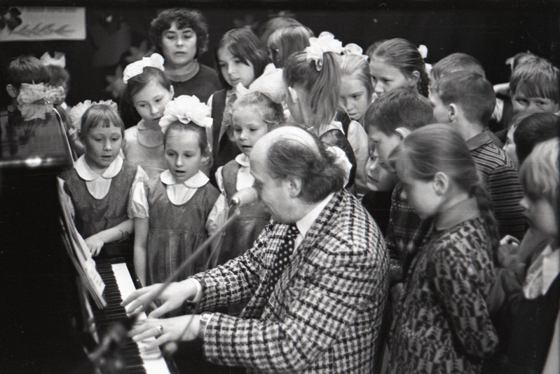Kohtumine helilooja Gennadi Podelskiga, klaveri taga, lapsed ümberringi