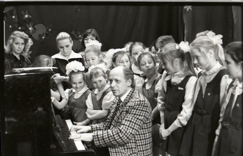 Kohtumine helilooja Gennadi Podelskiga,  klaverit mängimas, lapsed ümberringi