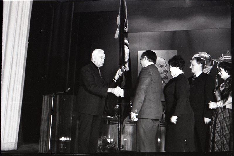 Kreenholmi manufaktuuri autasustamine rändpunalipuga