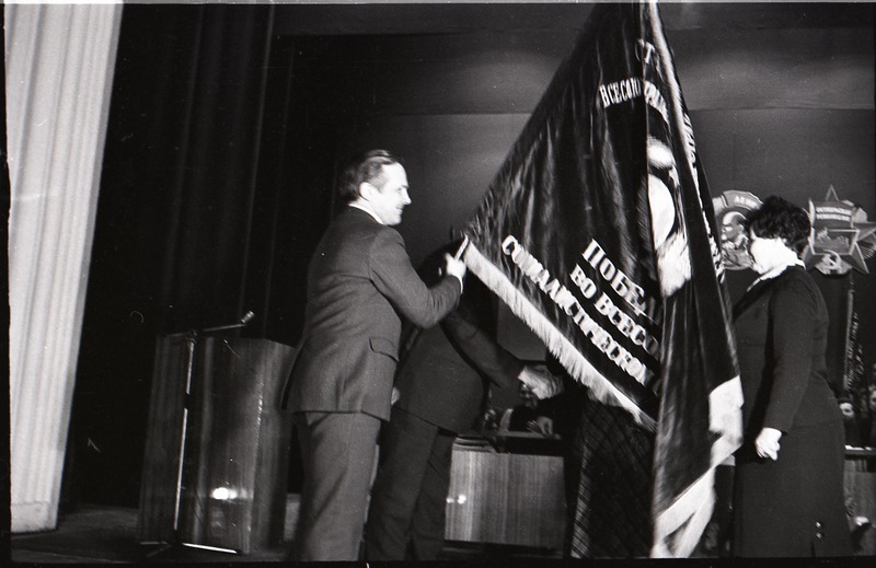 Kreenholmi manufaktuuri autasustamine rändpunalipuga