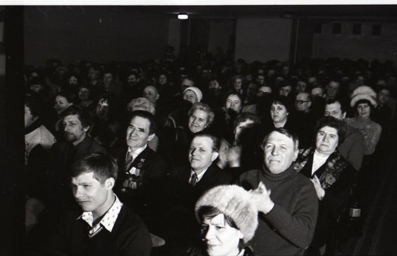 Kreenholmi manufaktuuri autasustamine rändpunalipuga