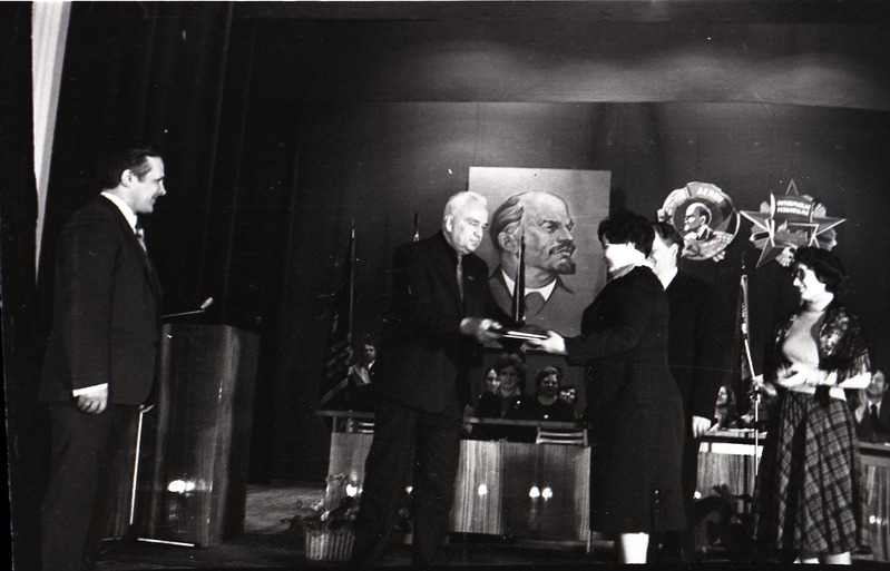 Kreenholmi manufaktuuri autasustamine rändpunalipuga