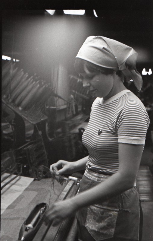 Komnoorte laupäevak kudumisvabrikus, naistöötaja kudumismasinaga