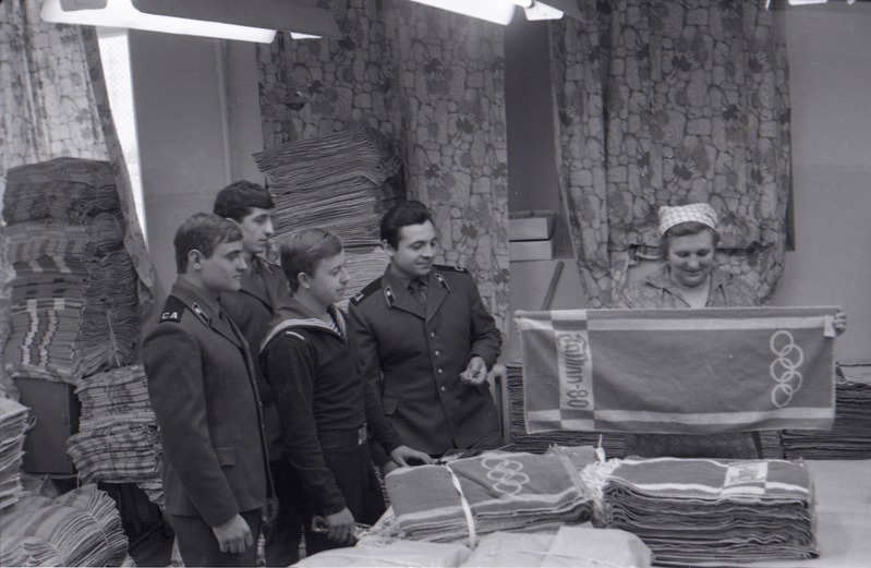 Sõjaväelased Viimistlusvabriku tsehhis, grupp sõjaväelasi froteetoodete laua juures