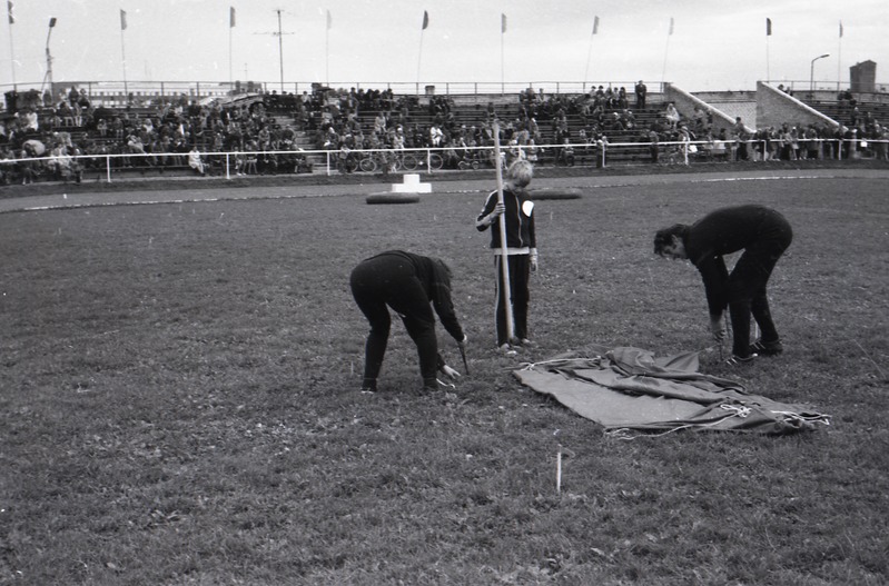 spordivõistlus Isa, ema ja mina - sportlik perekond, võistkond alustab telgi püstitamist