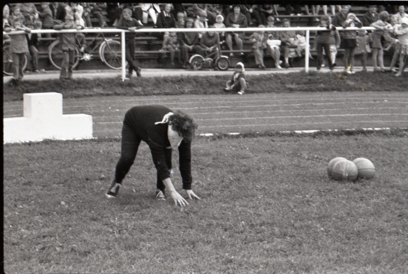 spordivõistlus Isa, ema ja mina - sportlik perekond, võistleja kummargil