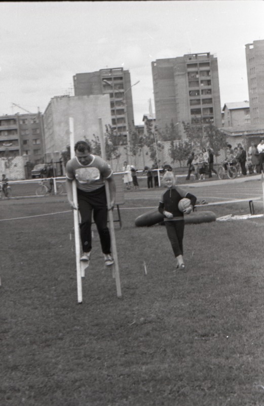spordivõistlus Isa, ema ja mina - sportlik perekond, karkudel kõndija