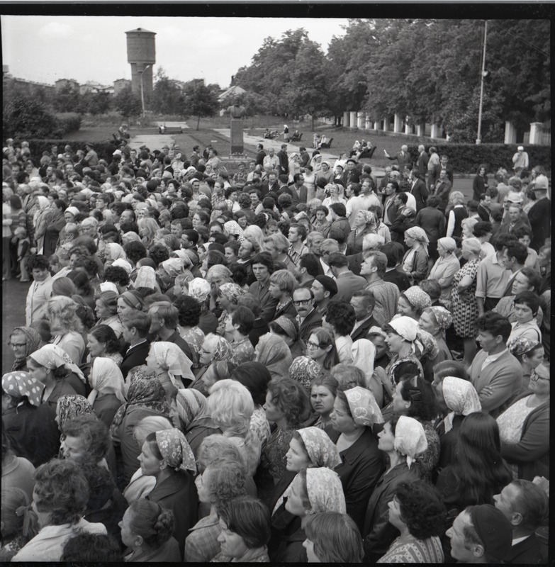 August Abeli mälestusmärgi avamine, rahvahulk