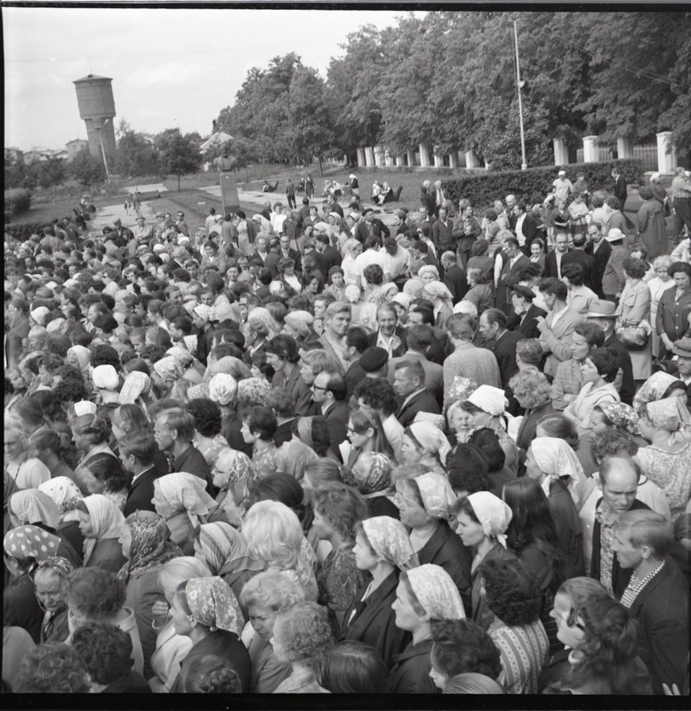 August Abeli mälestusmärgi avamine, rahvahulk
