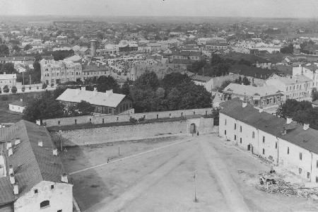 Vaade Narva linnuse hoovile ja linnale