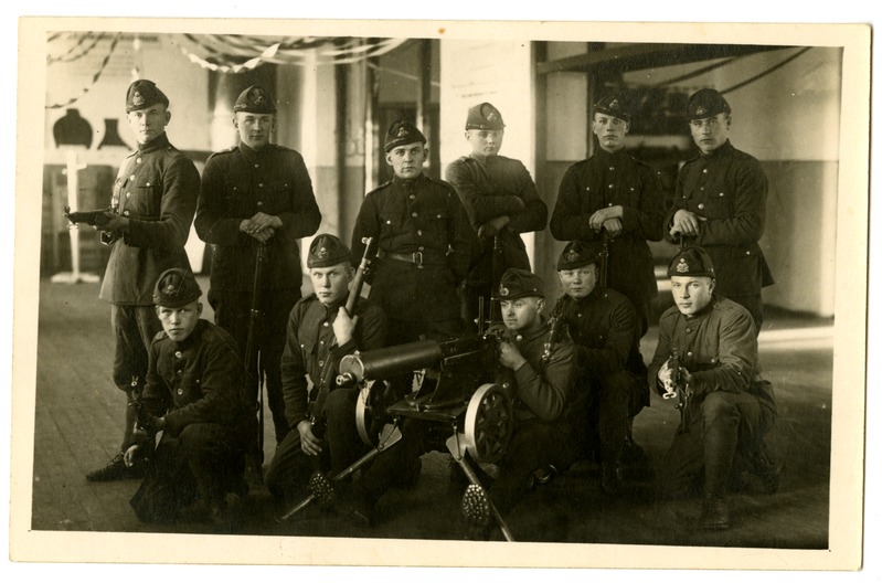Sõjaväelased Narva linnuse siseruumis